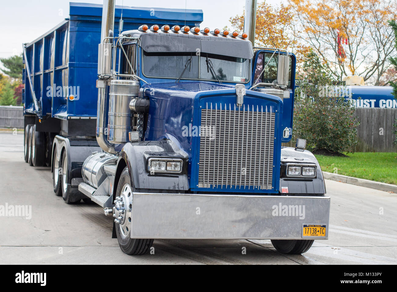 Motortruck blu sulla strada dopo il lavaggio, Long Island, New York, NY, Stati Uniti d'America Foto Stock