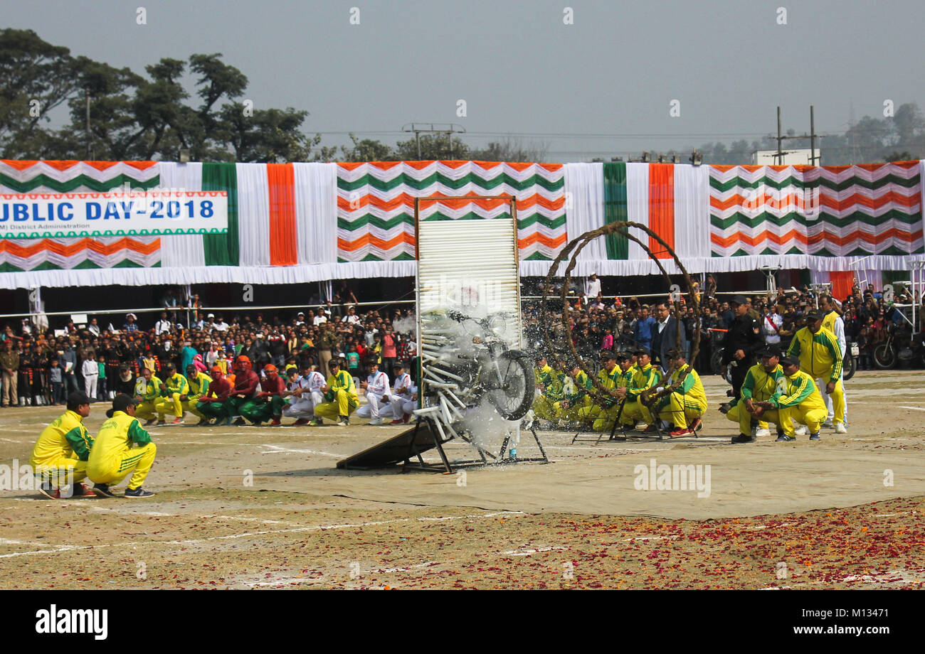 Guwahati (India). 26 gen, 2018. Acrobazie in moto contrassegnare la sessantanovesima il giorno della Repubblica dell'India nella parte anteriore del governatore Assam Jagdish Mukhi e Assam Chief Minister Sarbananda Sonowal. Credito: David Talukdar/Pacific Press/Alamy Live News Foto Stock