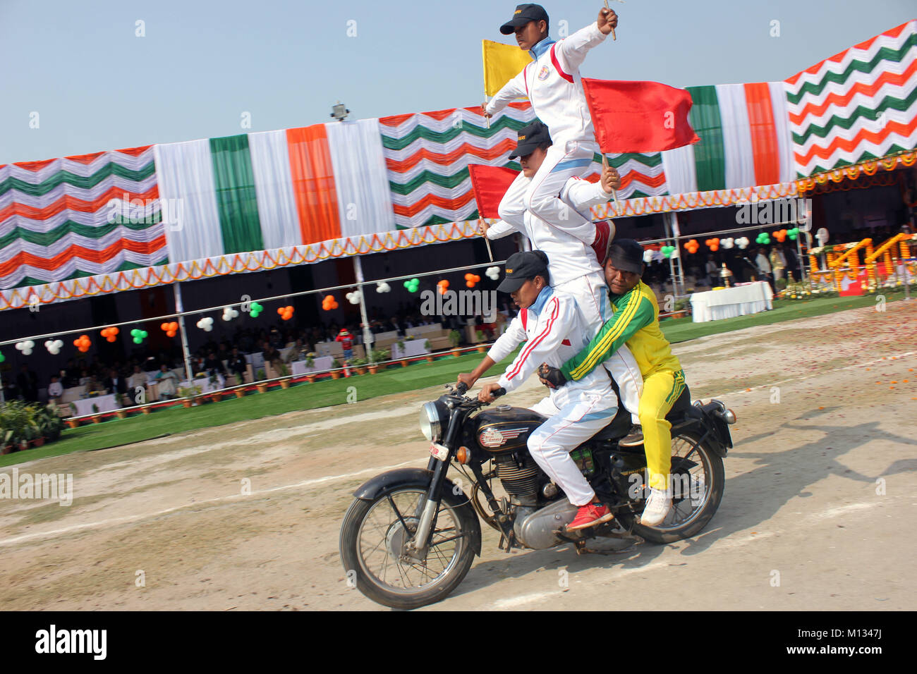 Guwahati (India). 26 gen, 2018. Acrobazie in moto contrassegnare la sessantanovesima il giorno della Repubblica dell'India nella parte anteriore del governatore Assam Jagdish Mukhi e Assam Chief Minister Sarbananda Sonowal. Credito: David Talukdar/Pacific Press/Alamy Live News Foto Stock