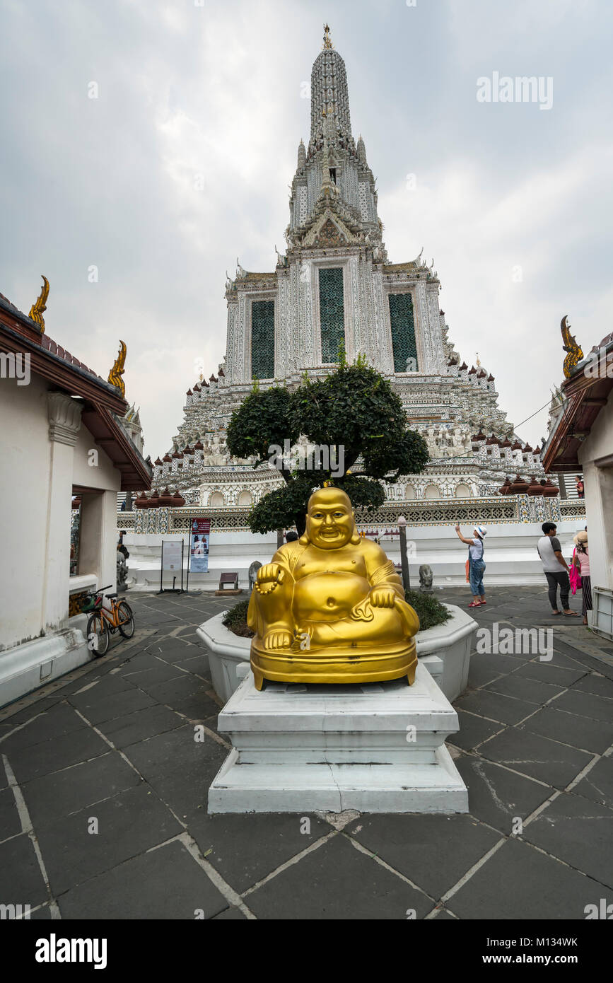 Una statua di Buddha nel Wat Arun tempio a Bangkok Foto Stock