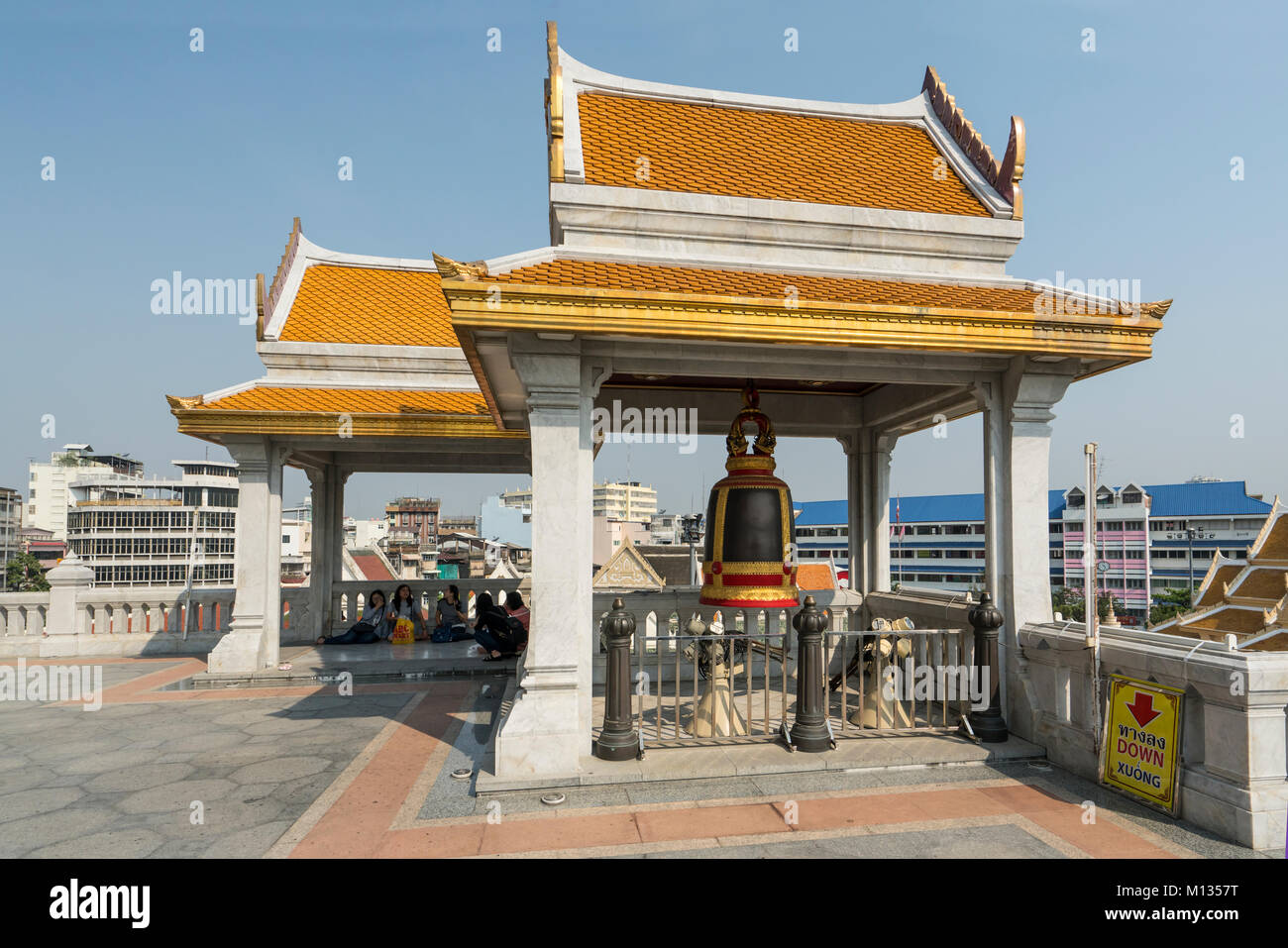 Campanello esterno in Wat Traimit a Bangkok Foto Stock