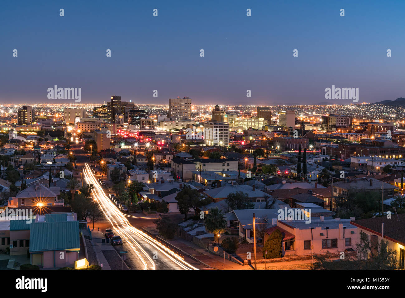 EL PASO, TX - Ottobre 26, 2017: notte skyline di El Paso, Texas Foto Stock