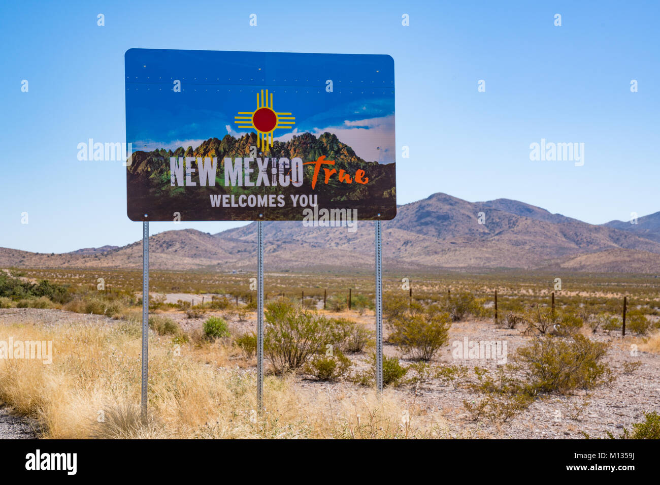 Nuovo Messico, Stati Uniti d'America - 26 ottobre 2017: Benvenuti al Nuovo Messico firmano lungo l'autostrada presso il confine di stato. Foto Stock