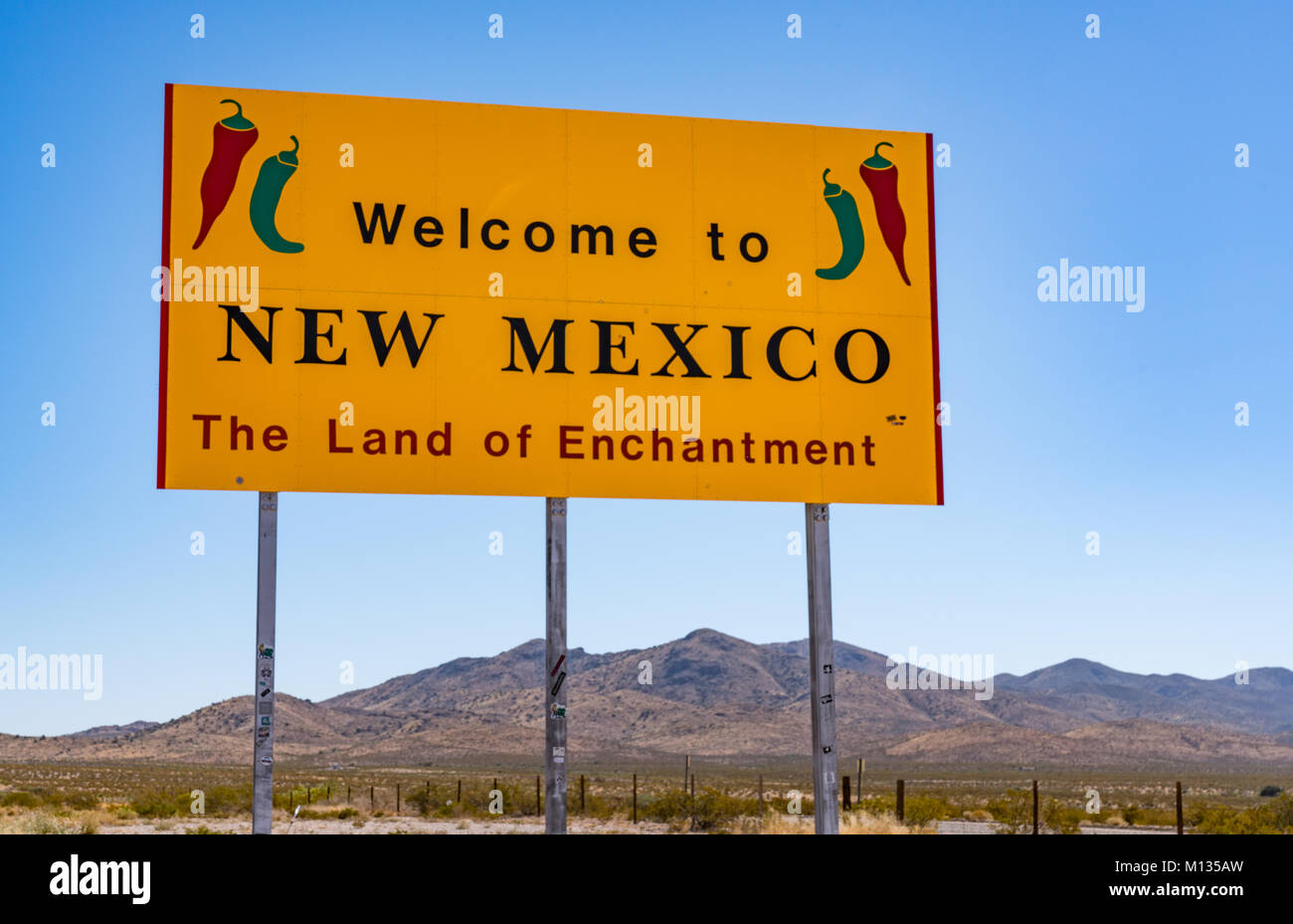 Nuovo Messico, Stati Uniti d'America - 26 ottobre 2017: Benvenuti al Nuovo Messico firmano lungo l'autostrada presso il confine di stato. Foto Stock
