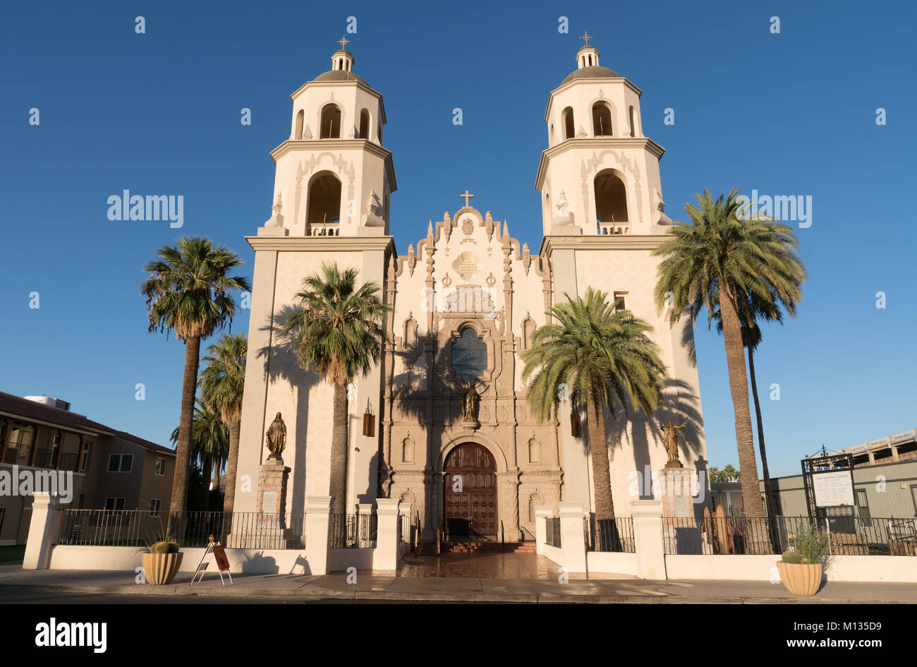 TUCSON, AZ - Ottobre 26, 2017: bellissimi esterni della storica St Augustine cattedrale in Tucson, Arizona Foto Stock