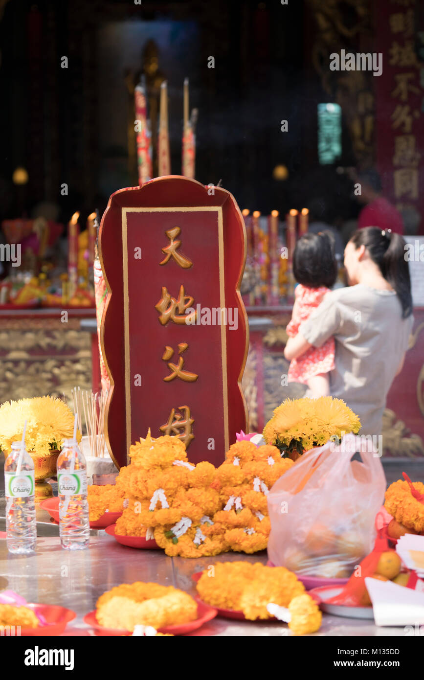 Fedeli nel tempio Cinese a Chinatown a Bangkok, in Thailandia Foto Stock