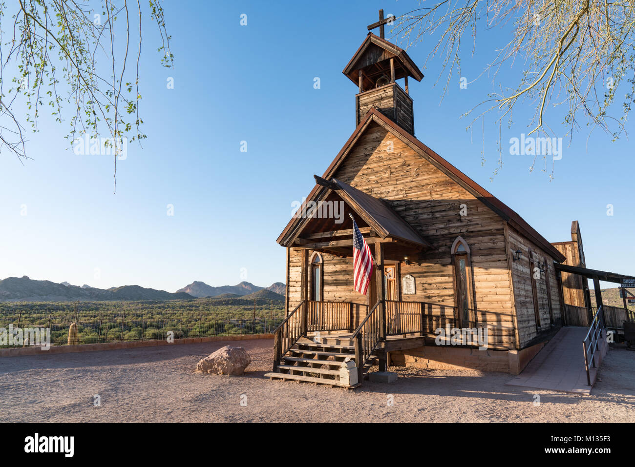 APACHE JUNCTION, AZ - Ottobre 25, 2017: Vecchia chiesa nell'Goldfield Ghost Town in Apache Junction, Arizona Foto Stock