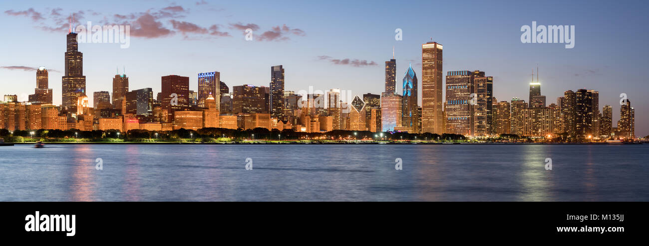 CHICAGO, IL - 17 settembre 2017: Chicago skyline al tramonto sul Lago Michigan Foto Stock