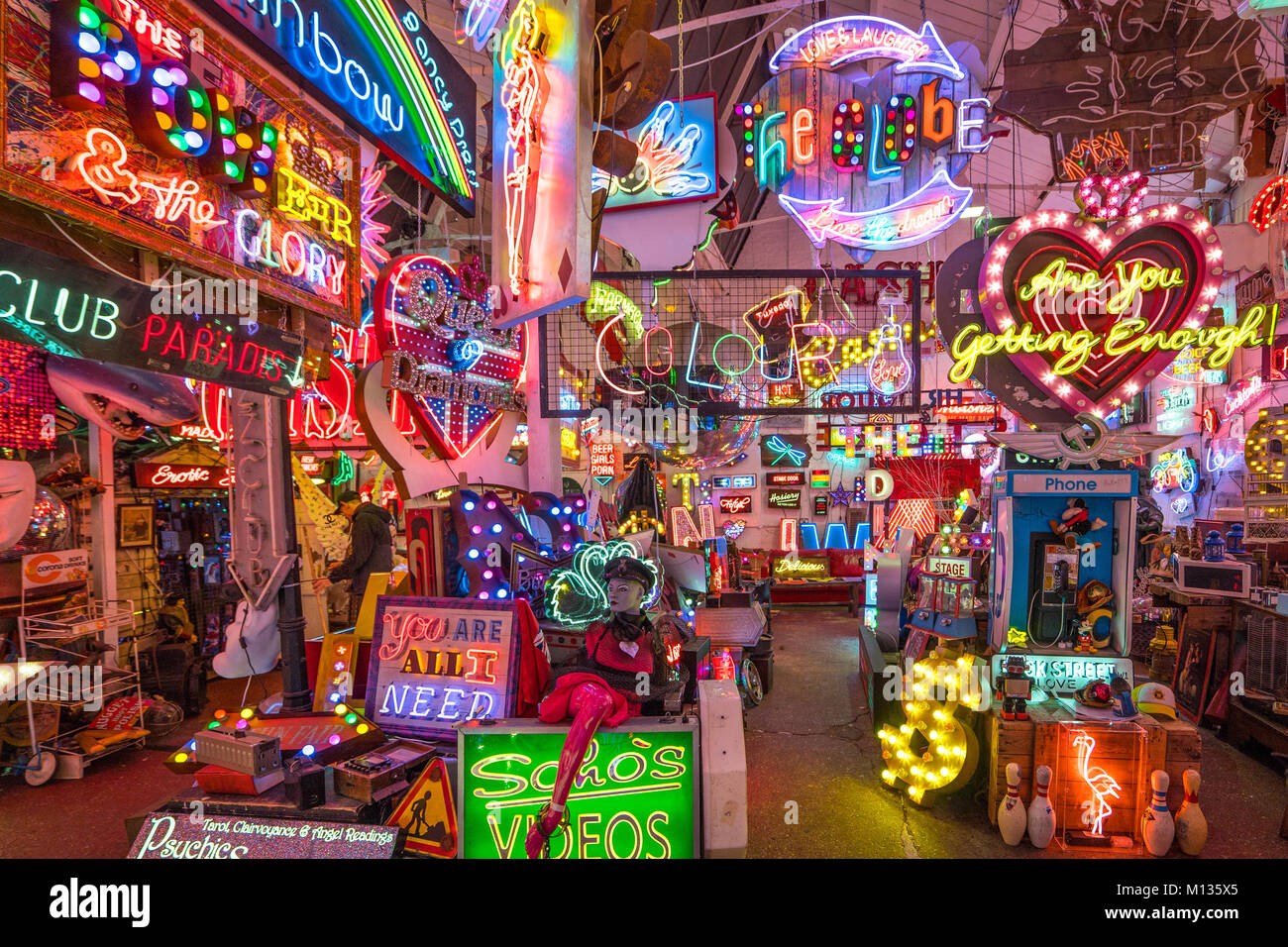 Insegne al neon disponibili a noleggio dèi proprio junkyard in Walthamstow, Londra. Foto Data: Venerdì, 26 gennaio 2018. Foto: Roger Garfield/Alamy Foto Stock