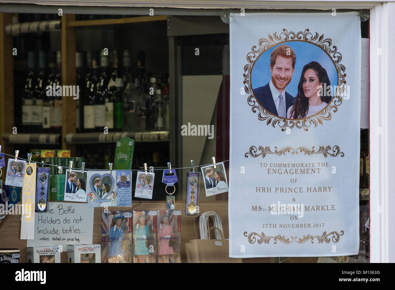 Windsor, Regno Unito. Il 25 gennaio 2018. Negozio di souvenir con l'immagine del principe Harry e Meghan Markle nella vetrina di un negozio di articoli da regalo. Foto Stock