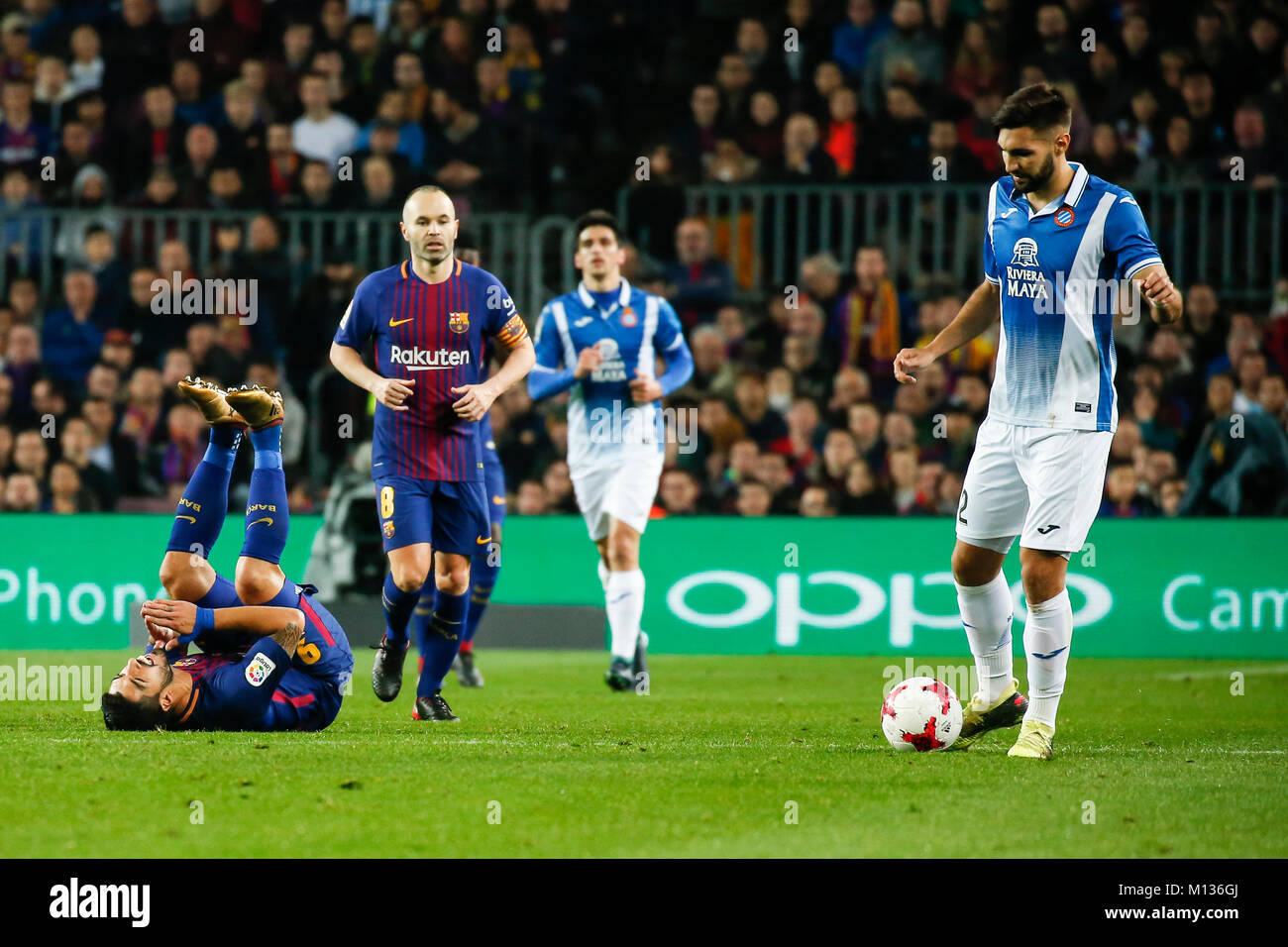 Barcellona, Spagna. 25 gennaio, 2018. FC Barcelona avanti Luis Suarez (9) e RCD Espanyol defender Marc Navarro (2) durante la partita tra FC Barcelona v RCD Espanyol, per il turno di 8(2st gamba) della coppa del Re, giocato al Camp Nou Stadium il 25 gennaio 2018 a Barcellona, Spagna. Credito: Gtres Información más Comuniación on line, S.L./Alamy Live News Foto Stock