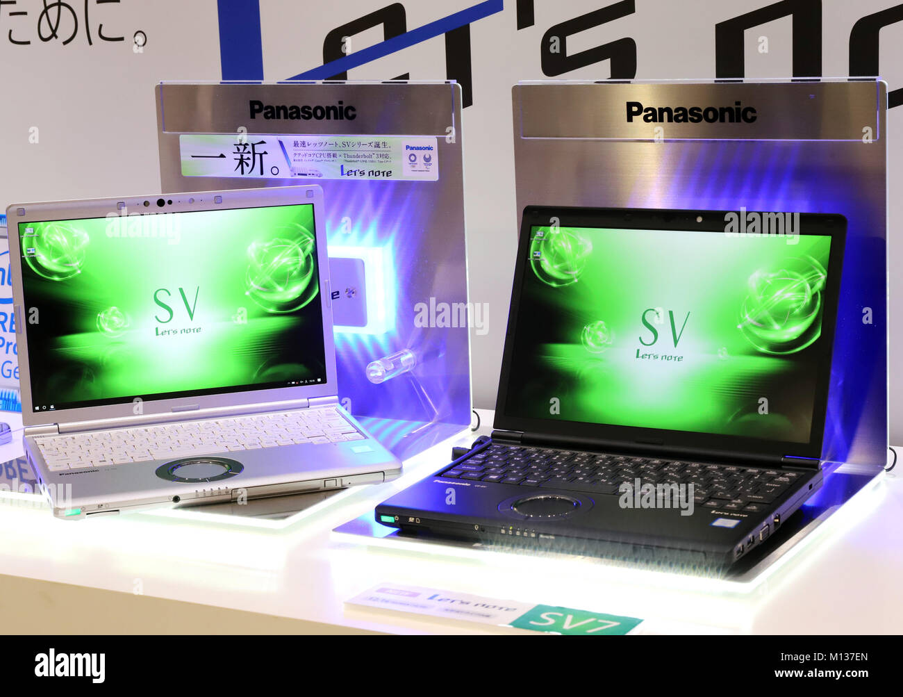Tokyo, Giappone. 25 gennaio, 2018. Elettronica giapponese Panasonic gigante visualizza la società del nuovo notebook computer 'Facciamo notare SV7' a Tokyo il giovedì, 25 gennaio 2018. Diamo atto SV7, dotati di processori Intel quad-core di ultima generazione e processori 12,1 pollici, display LCD, sarà in vendita il prossimo mese. Credito: Yoshio Tsunoda/AFLO/Alamy Live News Foto Stock