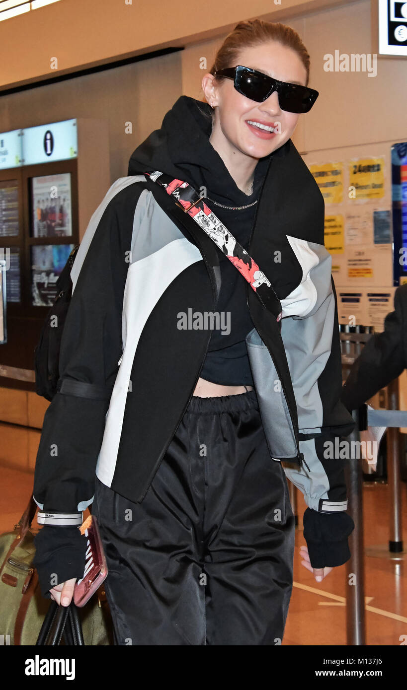 Tokyo, Giappone. Il 25 gennaio 2018. Gigi Hadid, 25 gennaio 2018, Tokyo, Giappone: modello di Gigi Hadid arriva a Tokyo International Airport in Tokyo, Giappone, il 25 gennaio 2018. Credito: Aflo Co. Ltd./Alamy Live News Foto Stock