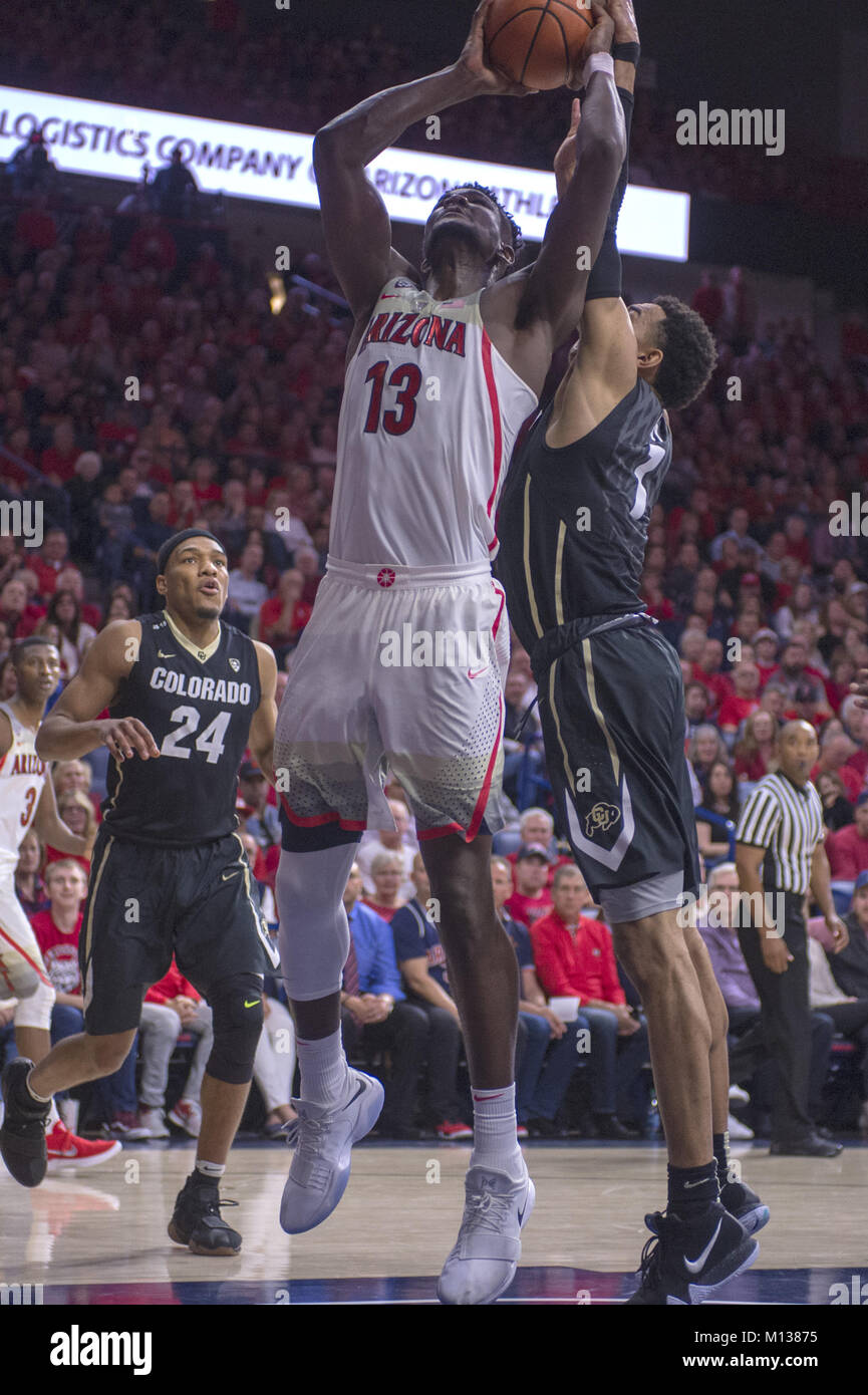 Tucson, Arizona, Stati Uniti. 25 gennaio, 2018. L'Arizona avanti DEANDRE AYTON (13) Spara la palla contro il Colorado Giovedì, 25 gennaio 2018, a McKale Center in Tucson, Arizona. Arizona ha vinto 80-71 contro il Colorado. Credito: Jeff Brown/ZUMA filo/Alamy Live News Foto Stock