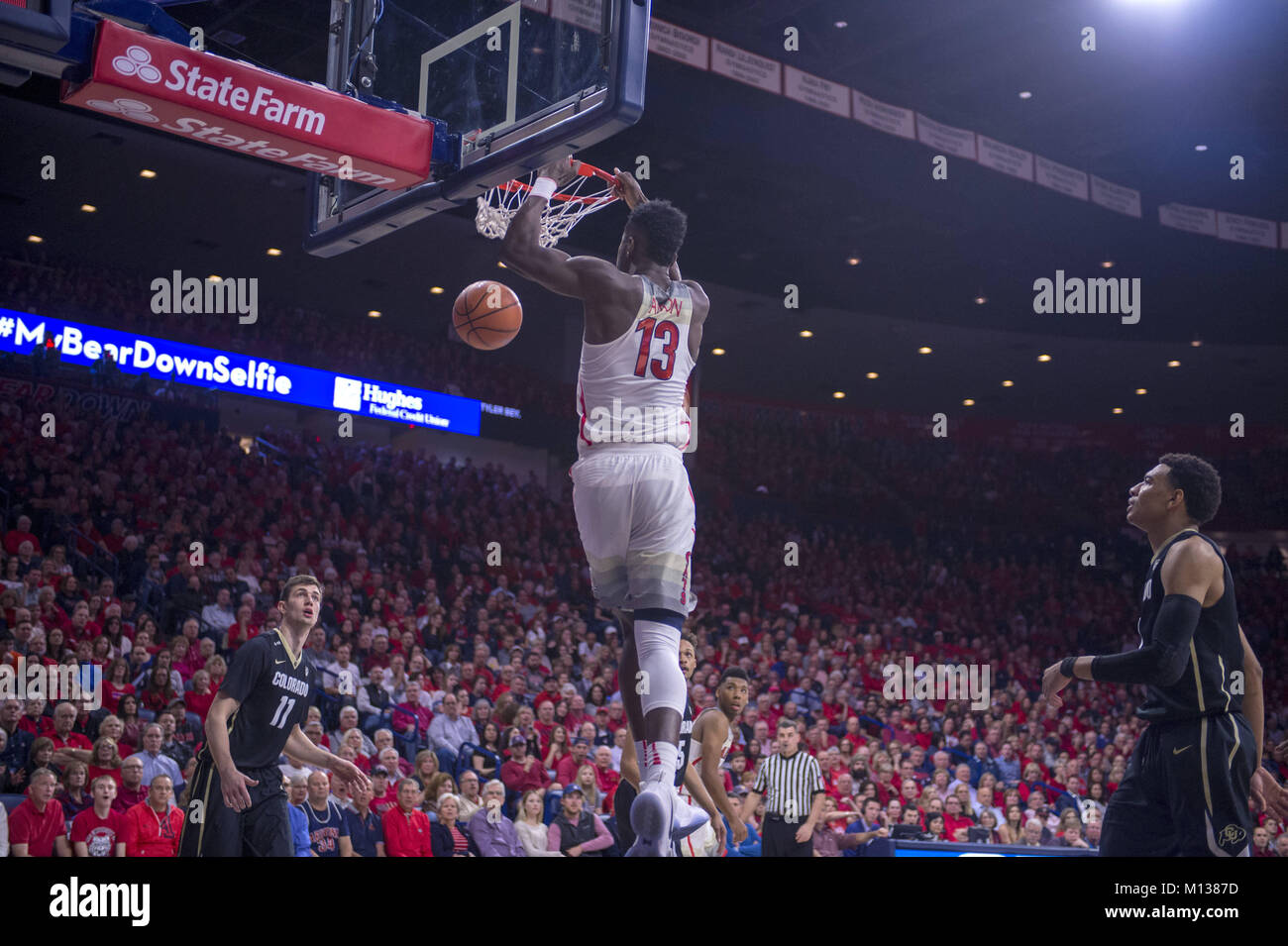 Tucson, Arizona, Stati Uniti. 25 gennaio, 2018. L'Arizona avanti DEANDRE AYTON (13) schiacciate la sfera contro il Colorado Giovedì, 25 gennaio 2018, a McKale Center in Tucson, Arizona. Arizona ha vinto 80-71 contro il Colorado. Credito: Jeff Brown/ZUMA filo/Alamy Live News Foto Stock
