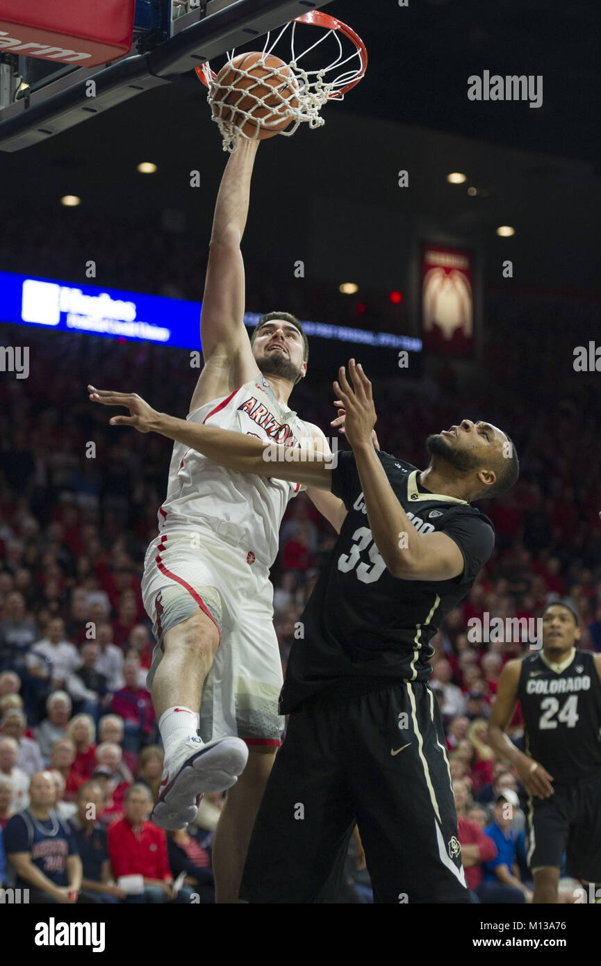Tucson, Arizona, Stati Uniti. 25 gennaio, 2018. L'Arizona Center Dusan Ristic (14) schiacciate la sfera contro Colorado centro di Dallas WALTON (35) a McKale Center. Arizona ha vinto 80-71 contro il Colorado. Credito: Jeff Brown/ZUMA filo/Alamy Live News Foto Stock