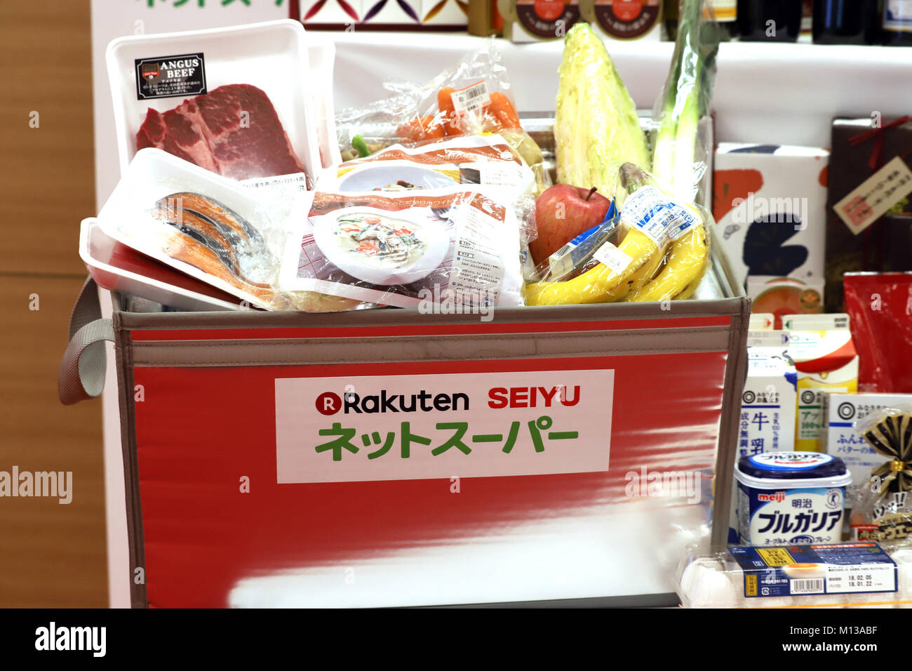 Tokyo, Giappone. 26 gen, 2018. Giapponese della catena di supermercati Seiyu visualizza i prodotti alimentari come il giapponese del commercio online Rakuten gigante e US retail giant Walmart annunciano una nuova alleanza strategica sull'e-commerce presso il Rakuten sede a Tokyo il Venerdì, 26 gennaio 2018. Rakuten e Walmart lancerà un nuovo online Servizio di consegna di generi alimentari 'Rakuten Seiyu Netsuper' in Giappone in questo anno. Credito: Yoshio Tsunoda/AFLO/Alamy Live News Foto Stock