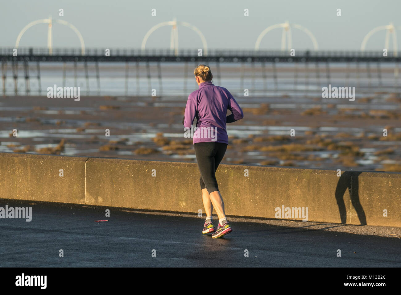 Southport, Merseyside Regno Unito 26 gennaio. Regno Unito Meteo. Luminoso freddo, per iniziare la giornata come residenti locali prendere l esercizio, jogging, trotto o in esecuzione a bassa o ritmo piacevole, lungo la passeggiata sul lungomare. Il principale intento è quello di aumentare il benessere fisico e godervi il sole, seppure con basse temperature. Credito: MediaWorldImages/AlamyLiveNews. Foto Stock