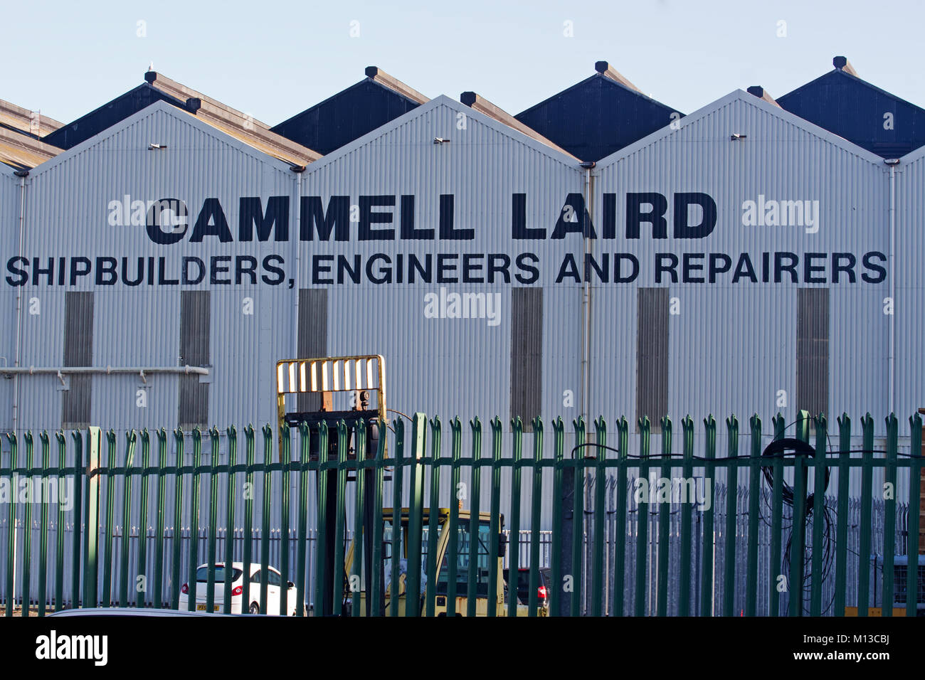 Birkenhead, Liverpool, Regno Unito. 26 gen, 2018. Lavoratori a Cammell Laird shipyard a piedi fuori al primo dei 2 previsti giorni di sciopero dopo aver respinto le gestioni di retribuzione e condizioni Offerta. Credito: ken biggs/Alamy Live News Foto Stock