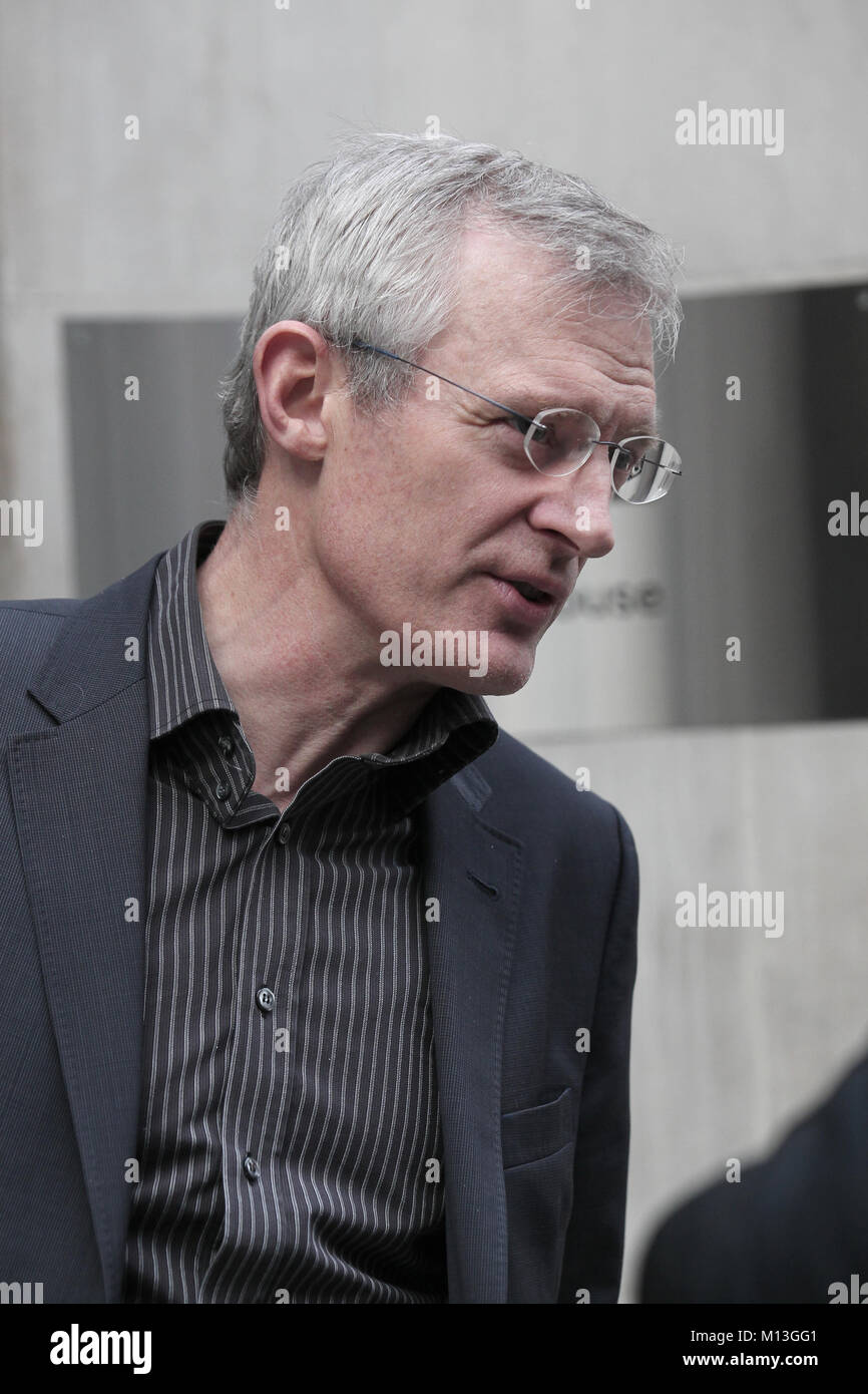 Londra, Regno Unito. 26 gen, 2018. Jeremy Vine uno della BBC best-pagato i presentatori del maschio ha accettato di prendere stipendio tagliato visto lasciare la BBC Wogan House Studios di Londra Credito: RM Premere/Alamy Live News Foto Stock