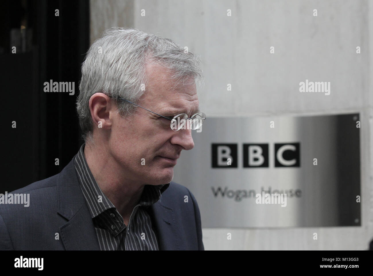 Londra, Regno Unito. 26 gen, 2018. Jeremy Vine uno della BBC best-pagato i presentatori del maschio ha accettato di prendere stipendio tagliato visto lasciare la BBC Wogan House Studios di Londra Credito: RM Premere/Alamy Live News Foto Stock