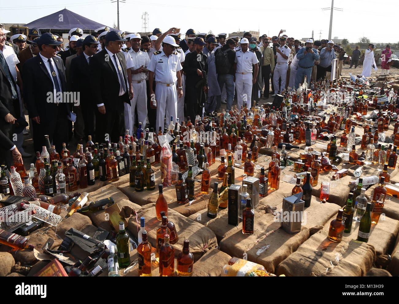 Karachi. 26 gen, 2018. Bottiglie di liquore sono sul display durante una cerimonia in dogana internazionale giorno nel sud del Pakistan del porto della città di Karachi, Gennaio 26, 2018. Il pakistan i funzionari doganali distrutto traffico illecito di bottiglie di liquore e contrabbando di droga nel paese per contrassegnare doganale internazionale del giorno. Credito: Masroor/Xinhua/Alamy Live News Foto Stock