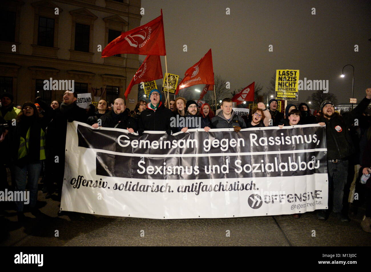 Vienna, Austria. 26th Jan, 2018. La palla accademica il venerdì attira più che mai l'attenzione. Nel contesto della partecipazione del governo di FPÖ, diverse organizzazioni hanno chiesto manifestazioni contro l'evento nell'Hofburg. Banner con l'iscrizione "insieme contro il razzismo". Credit: Franz PERC/Alamy Live News Foto Stock