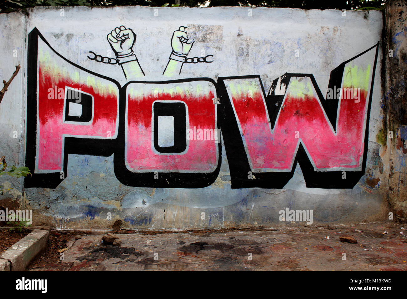 Graffiti dicendo POW con manette rottura Foto Stock