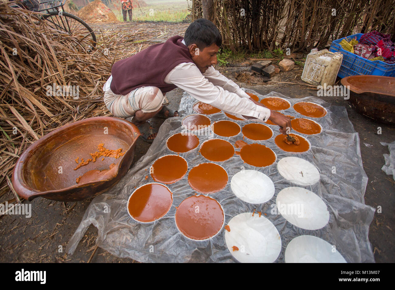 Un operaio sono decorare Khejur Gud(melassa) a Iswardi, Bangladesh. Foto Stock