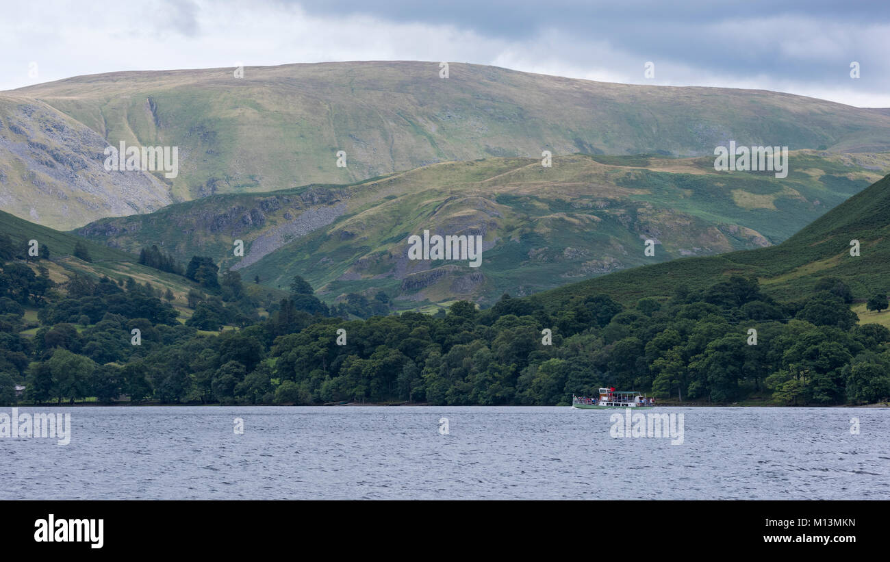 Sistema di cottura a vapore per passeggeri in viaggio in barca sul lago di acqua, è offuscato da New SCENIC 5 posti, colline torreggianti & uplands - Lake Ullswater, Lake District, Inghilterra, Regno Unito. Foto Stock