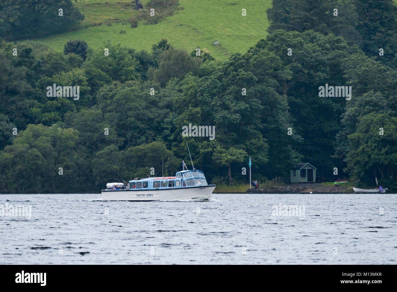 I passeggeri viaggianti a bordo di lancio a Coniston imbarcazione, utilizzare il servizio di traghetto o godetevi il lago di crociera Viaggio su Coniston Water - Lake District, Cumbria, Inghilterra, Regno Unito. Foto Stock