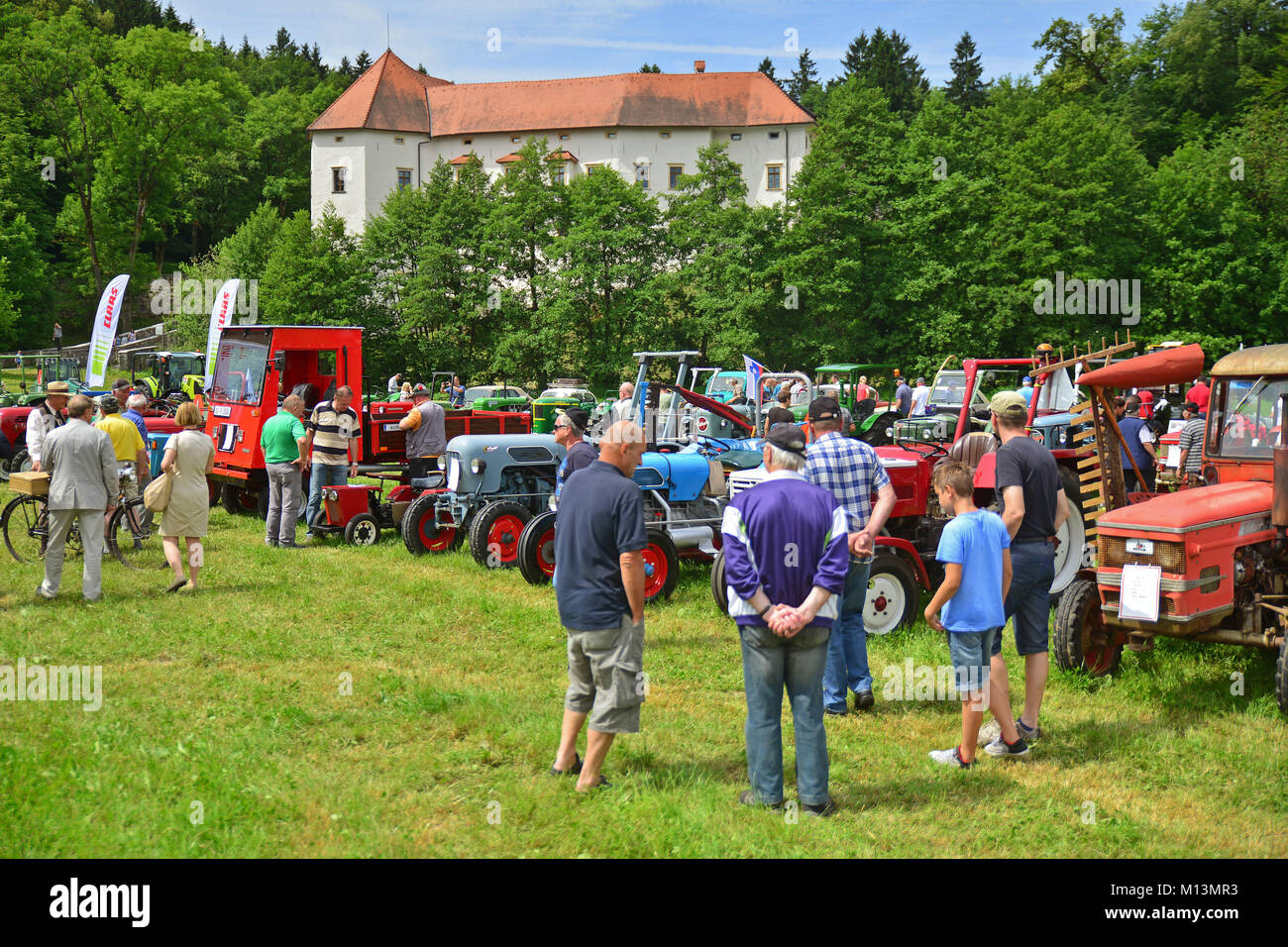 Menges, Slovenia il 10 giugno, 2017. Ventesima riunione annuale degli amanti di vecchi veicoli agricoli e accessori agricoli. Foto Stock