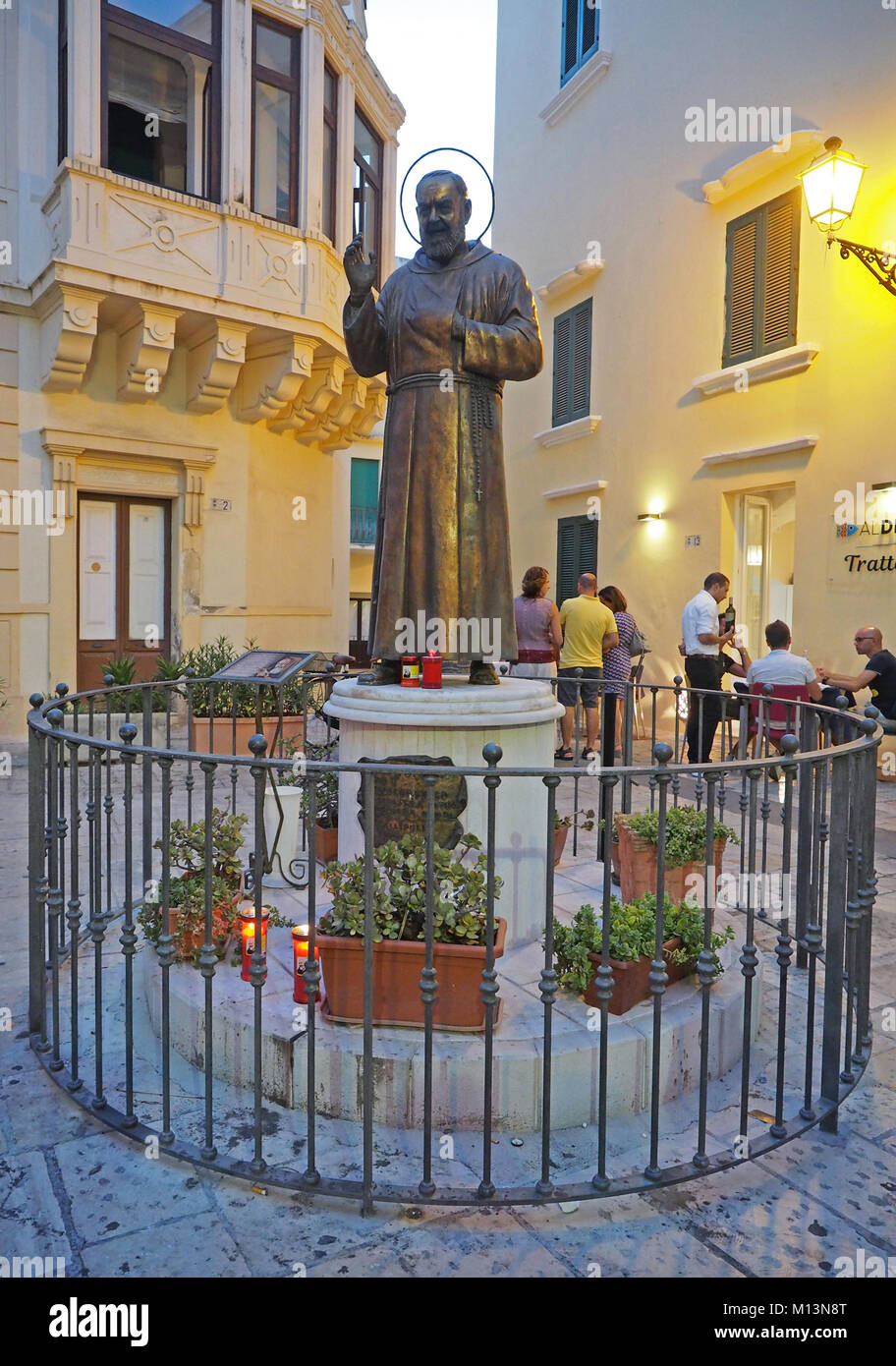 Europa,l'Italia,Puglia,Salento,Gallipoli,centro storico,ristoranti in Piazza De Amicis Foto Stock