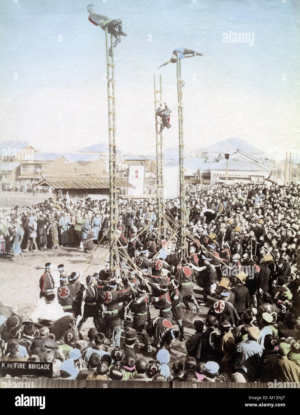 Display ginnico da parte dei Vigili del Fuoco, Giappone, c.1890 Foto Stock