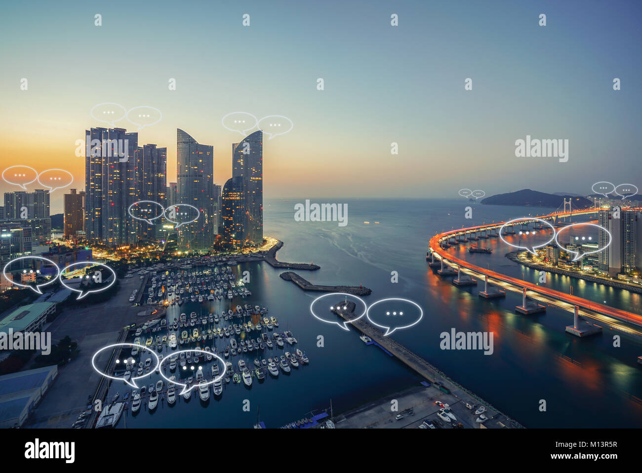 Spazio vuoto per il testo sulla città di Busan e chat di bolla per la comunicazione. Tecnologia e concetto di comunicazione Foto Stock