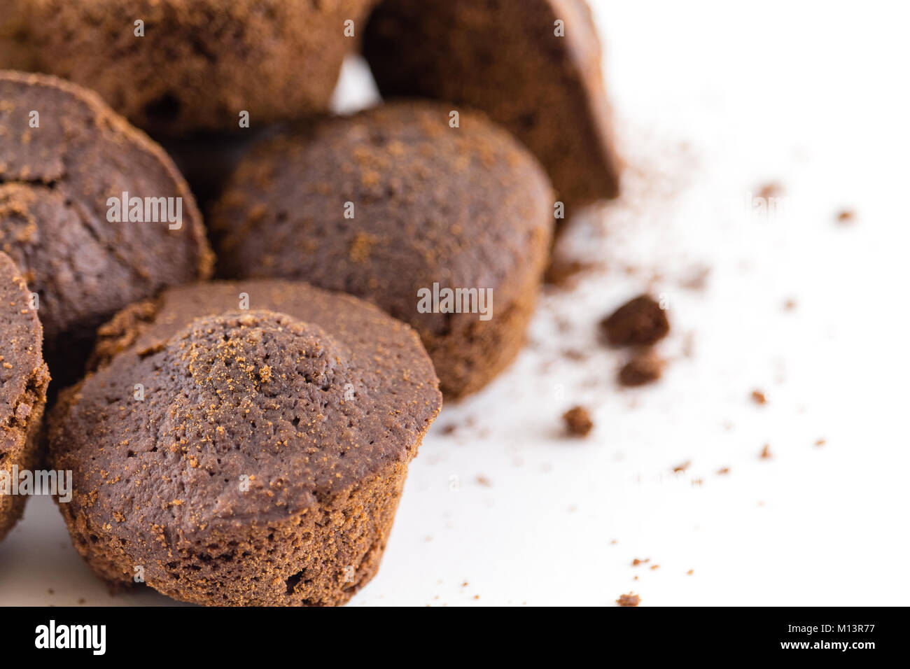 Muffin. Tortini di cioccolato appena sfornati fatta in casa torta isolati su sfondo bianco Foto Stock