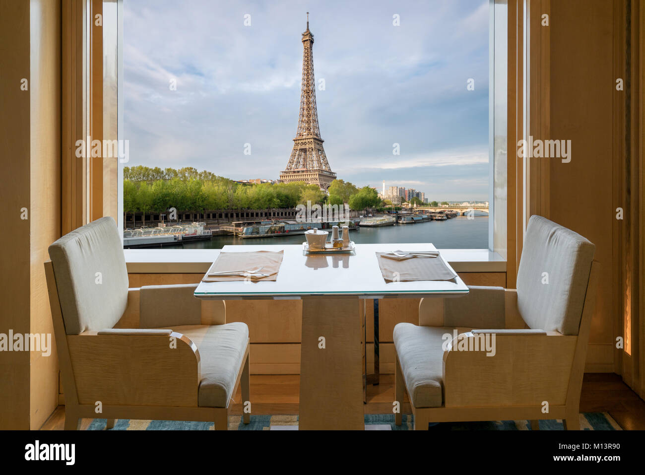 Il lusso moderno ristorante interno con scene romantiche alla Torre Eiffel e al fiume Senna vista in Parigi, Francia. Il tavolo da pranzo in ristorante a Parigi, Francia Foto Stock