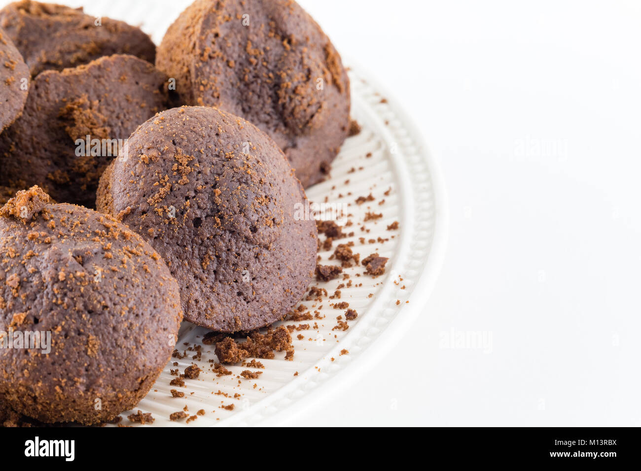 Muffin. Tortini di cioccolato appena sfornati fatta in casa torta isolati su sfondo bianco Foto Stock