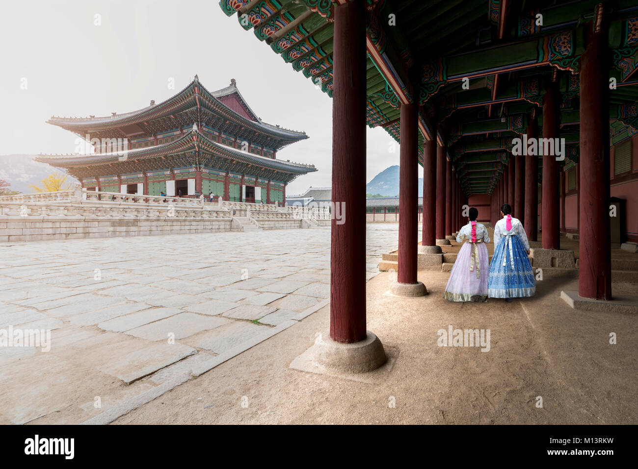 Asian Korean donna vestita Hanbok in abito tradizionale a piedi nella Gyeongbokgung Palace a Seul, in Corea del Sud. Foto Stock