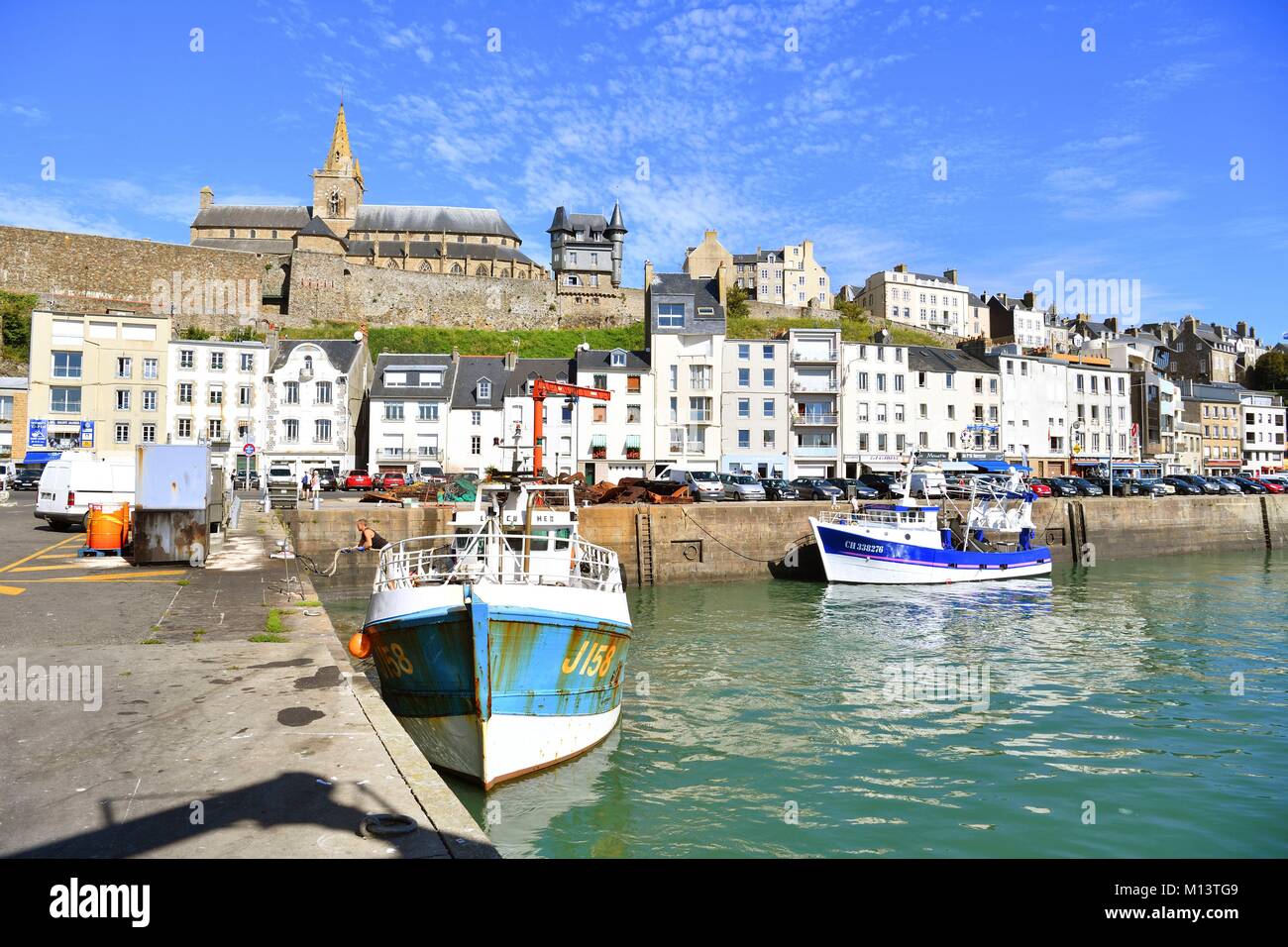 Francia, Manche, Cotentin, Granville, la città alta costruito su di un promontorio roccioso all'estrema punta orientale della baia di Mont Saint Michel, il porto di pesca e la Cattedrale di Notre Dame du Cap Lihou Foto Stock