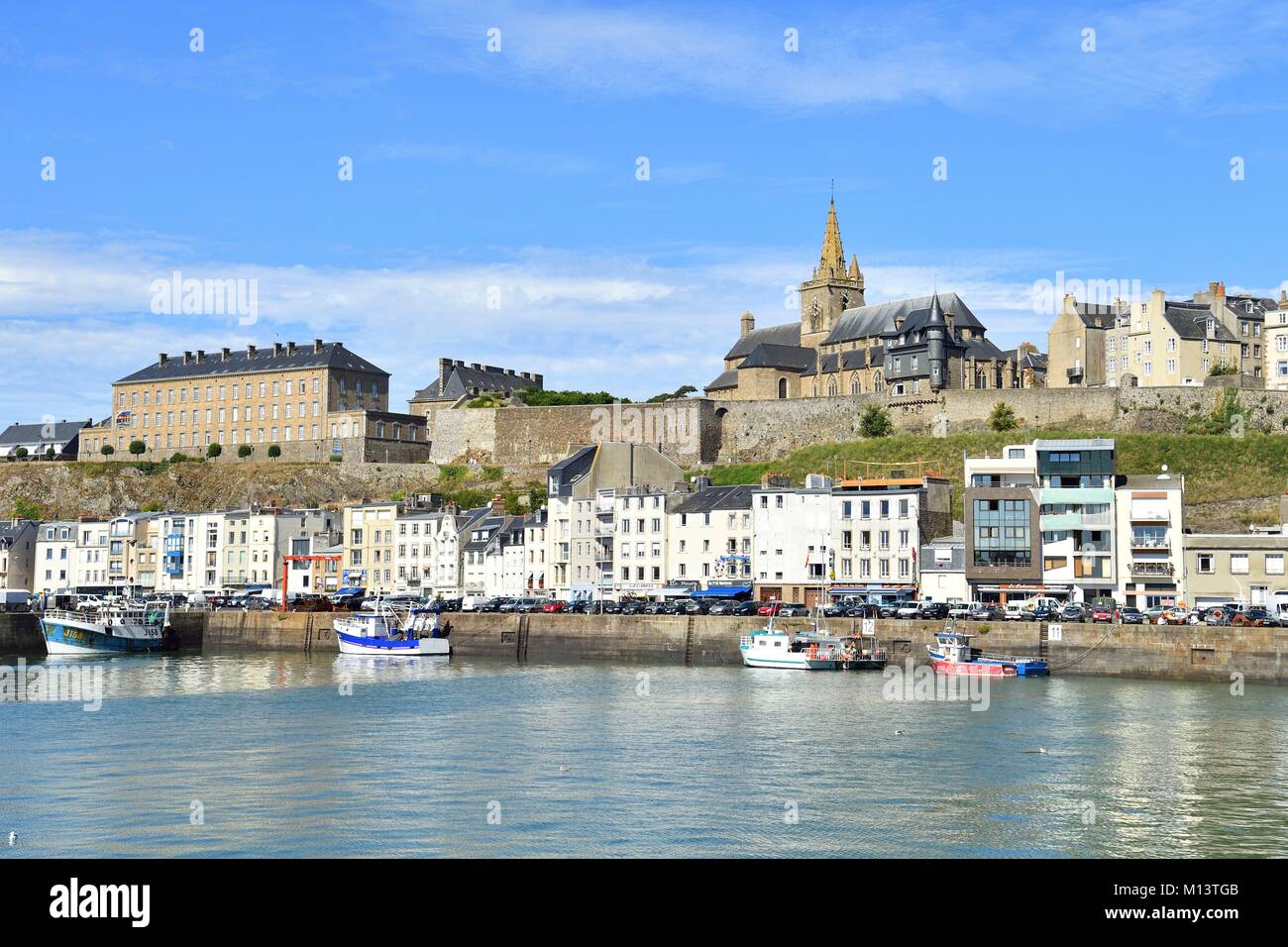Francia, Manche, Cotentin, Granville, la città alta costruito su di un promontorio roccioso all'estrema punta orientale della baia di Mont Saint Michel, il porto di pesca e la Cattedrale di Notre Dame du Cap Lihou Foto Stock