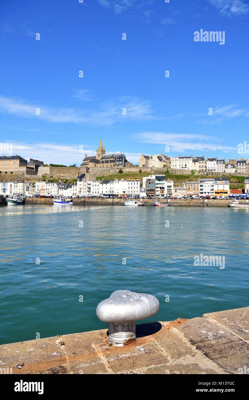 Francia, Manche, Cotentin, Granville, la città alta costruito su di un promontorio roccioso all'estrema punta orientale della baia di Mont Saint Michel, il porto di pesca e la Cattedrale di Notre Dame du Cap Lihou Foto Stock