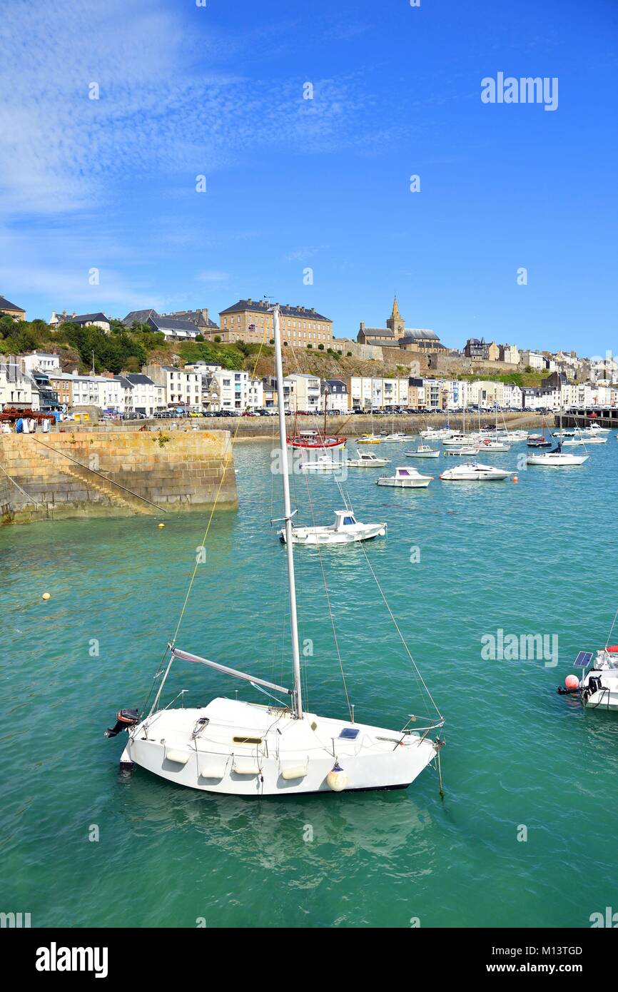 Francia, Manche, Cotentin, Granville, la città alta costruito su di un promontorio roccioso all'estrema punta orientale della baia di Mont Saint Michel, il porto di pesca e la Cattedrale di Notre Dame du Cap Lihou Foto Stock