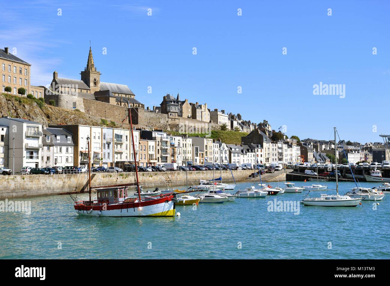 Francia, Manche, Cotentin, Granville, la città alta costruito su di un promontorio roccioso all'estrema punta orientale della baia di Mont Saint Michel, il porto di pesca e la Cattedrale di Notre Dame du Cap Lihou Foto Stock
