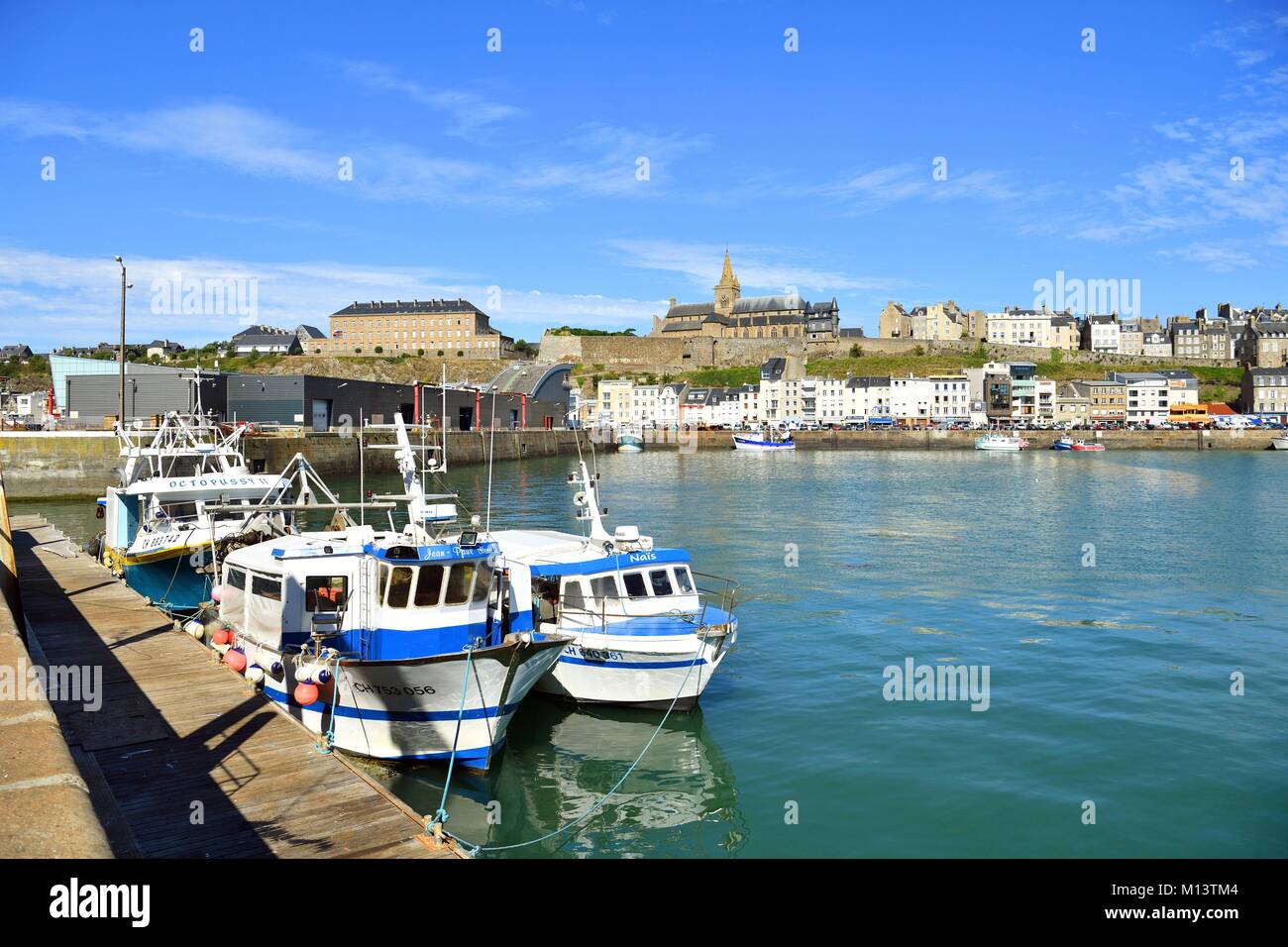 Francia, Manche, Cotentin, Granville, la città alta costruito su di un promontorio roccioso all'estrema punta orientale della baia di Mont Saint Michel, il porto di pesca e la Cattedrale di Notre Dame du Cap Lihou Foto Stock