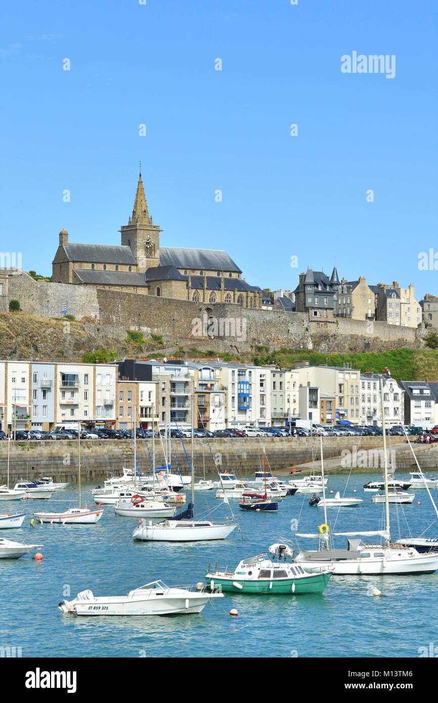 Francia, Manche, Cotentin, Granville, la città alta costruito su di un promontorio roccioso all'estrema punta orientale della baia di Mont Saint Michel, il porto di pesca e la Cattedrale di Notre Dame du Cap Lihou Foto Stock