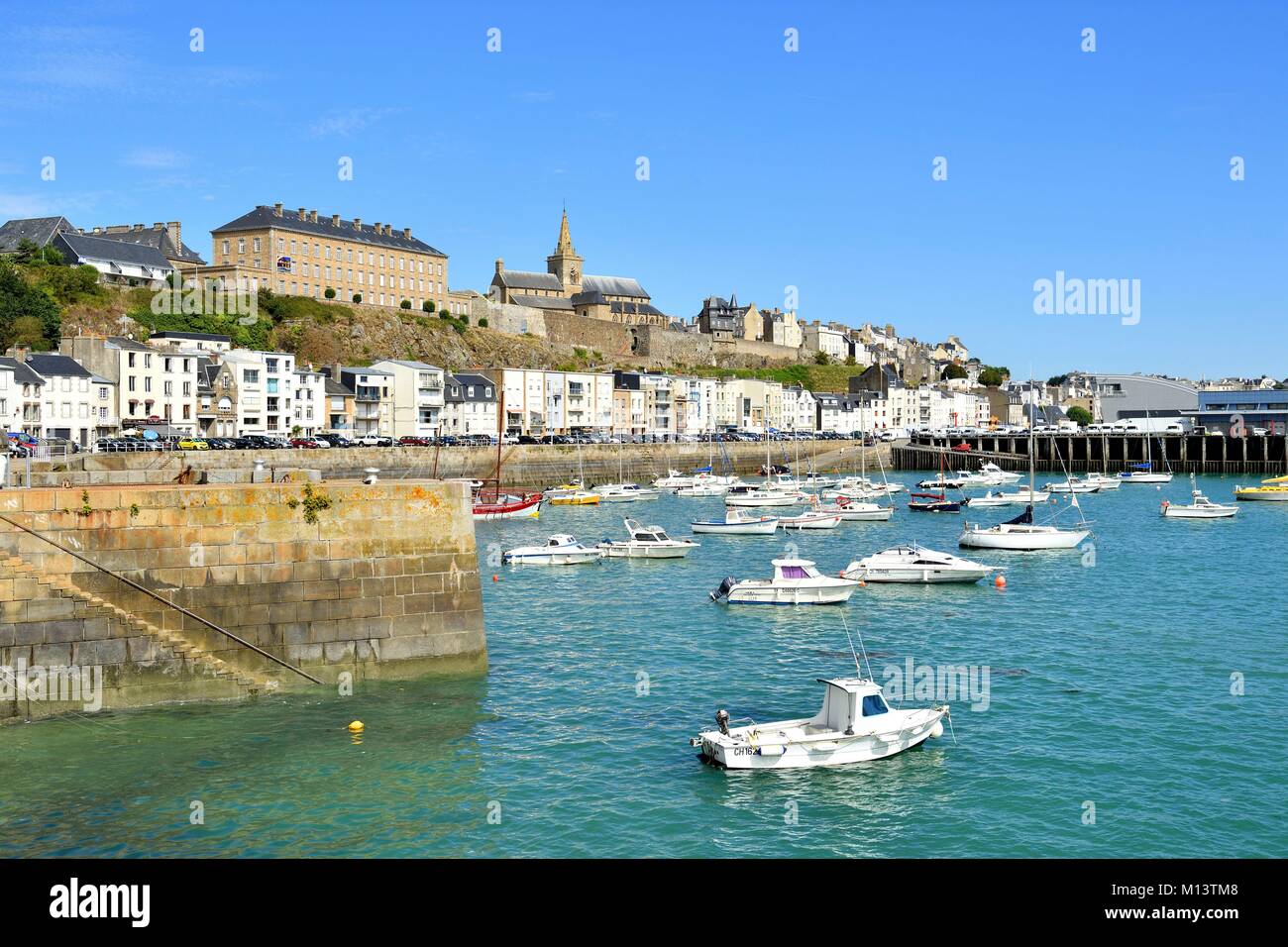 Francia, Manche, Cotentin, Granville, la città alta costruito su di un promontorio roccioso all'estrema punta orientale della baia di Mont Saint Michel, il porto di pesca e la Cattedrale di Notre Dame du Cap Lihou Foto Stock
