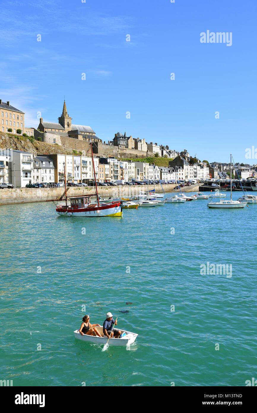 Francia, Manche, Cotentin, Granville, la città alta costruito su di un promontorio roccioso all'estrema punta orientale della baia di Mont Saint Michel, il porto di pesca e la Cattedrale di Notre Dame du Cap Lihou Foto Stock