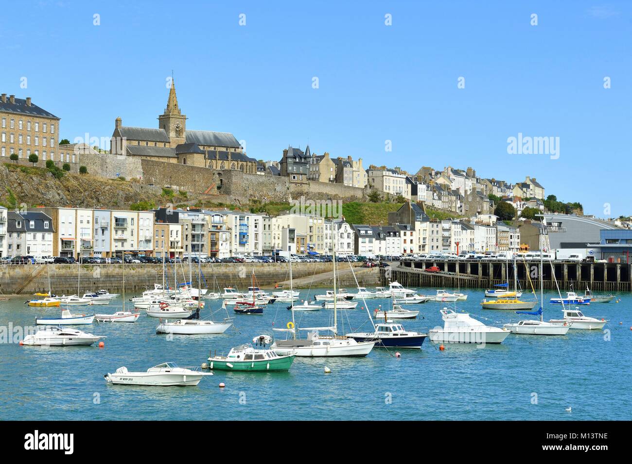 Francia, Manche, Cotentin, Granville, la città alta costruito su di un promontorio roccioso all'estrema punta orientale della baia di Mont Saint Michel, il porto di pesca e la Cattedrale di Notre Dame du Cap Lihou Foto Stock