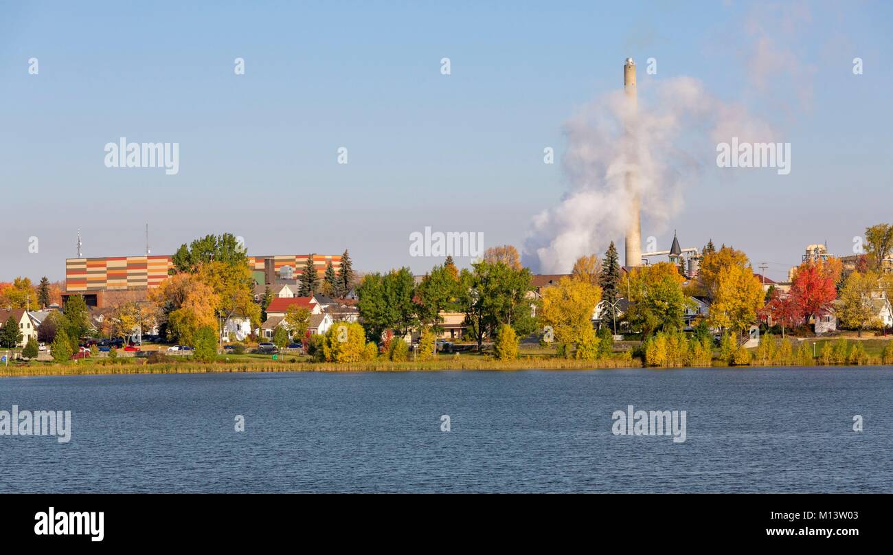 Canada, provincia del Québec, regione Abitibi-Témiscamingue, Rouyn-Noranda, vista generale della città dalle rive del lago Osisko, in fondo la fonderia Horne, fonderia di rame Foto Stock